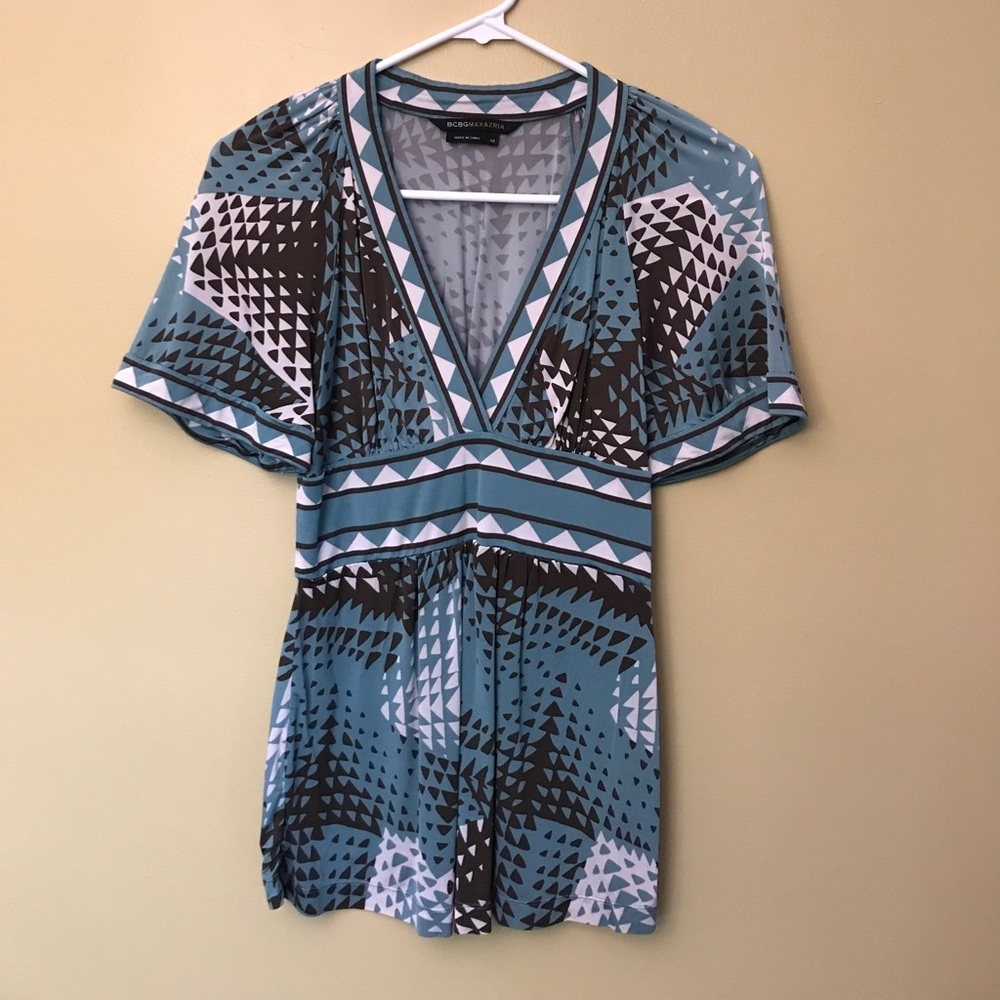 BCBG v neck blouse top geometrical pattern